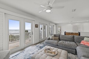 Smart-TV, Kamin, TischfuĂball, BĂŒcher