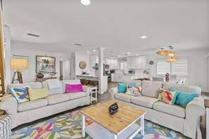 Una Smart TV, una chimenea, un futbolín, libros