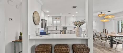 Køleskab, mikrobølgeovn, ovn, kogeplade