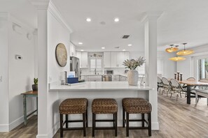 KĂŒhlschrank, Mikrowelle, Ofen, Herdplatte