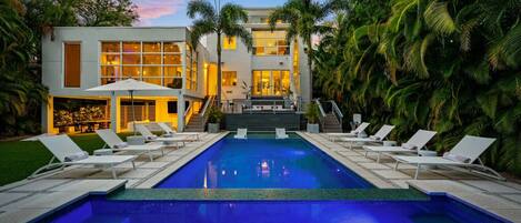 Een buitenzwembad en een verwarmd zwembad