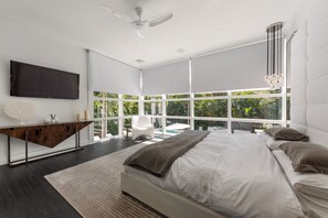 5 bedrooms, in-room safe, desk, iron/ironing board