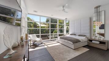 5 soveværelser, pengeskab på værelset, skrivebord, strygejern/strygebræt