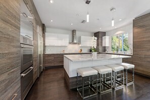 冷蔵庫、電子レンジ、オーブン、コンロ