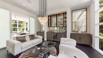 Älytelevisio, takka, videopelejä, DVD-soitin