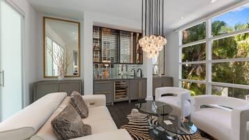 Smart-tv, pejs, videospil, dvd-afspiller