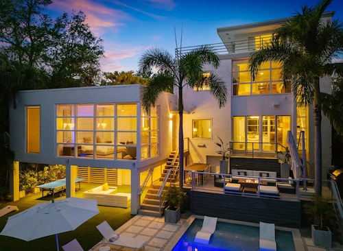 Tampa's #1 Rated Private 1 Acre Luxury Estate- Stunning Pool Spa-Best Location!