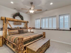 4 Schlafzimmer, Schreibtisch, Bügeleisen/Bügelbrett, Reisekinderbett