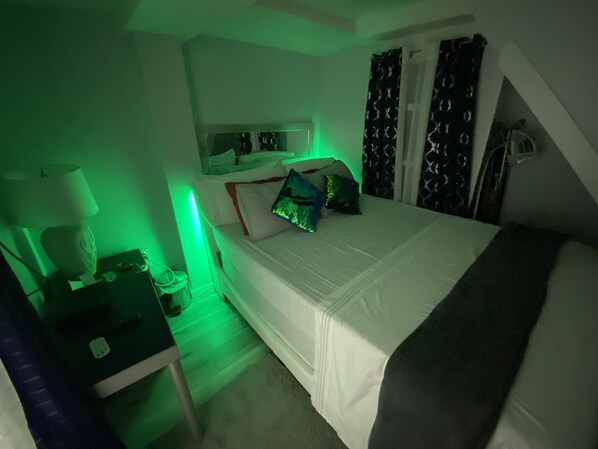 Un dormitorio con cama, escritorio y silla.