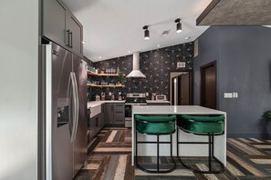 冷蔵庫、電子レンジ、オーブン、コンロ