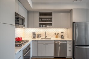 Kylskåp, mikrovågsugn, ugn och diskmaskin