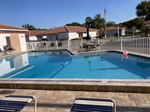 Utendørsbasseng og et oppvarmet basseng