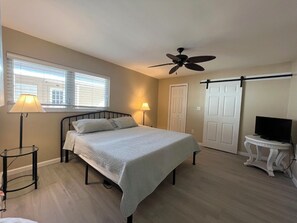 2 soverom, strykejern/-brett, reiseseng for barn og wi-fi