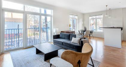 Airy Porter Square 2BR w/ W/D, Elevator, by Davis Station