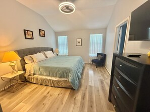 3 makuuhuonetta, tallelokero huoneessa, työpöytä, silitysrauta/-lauta