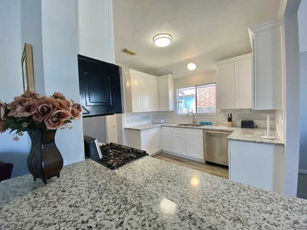 Jääkaappi, mikroaaltouuni, uuni, liesi