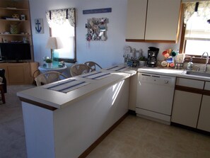 Refrigerador, microondas, lavavajillas y cafetera y tetera 