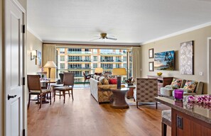 Een televisie, een dvd-speler en een stereo