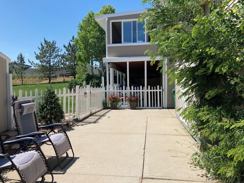 Country Living for Grandparents, Travel Nurses and Execs!