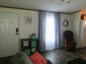 Smart TV, books - Two Bedroom House less than 10 minutes to Sunset Beach (Calabash)