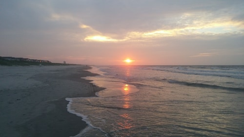 Two Bedroom less than 10 minutes to Sunset Beach - Pet Friendly!