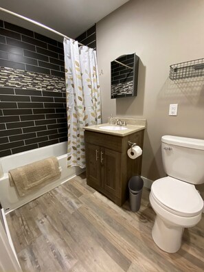 Duschwanne, Haartrockner, Handtücher, Seife