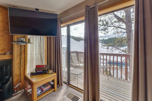 Walk to Lifts: Ski-In/Ski-Out Angel Fire Condo