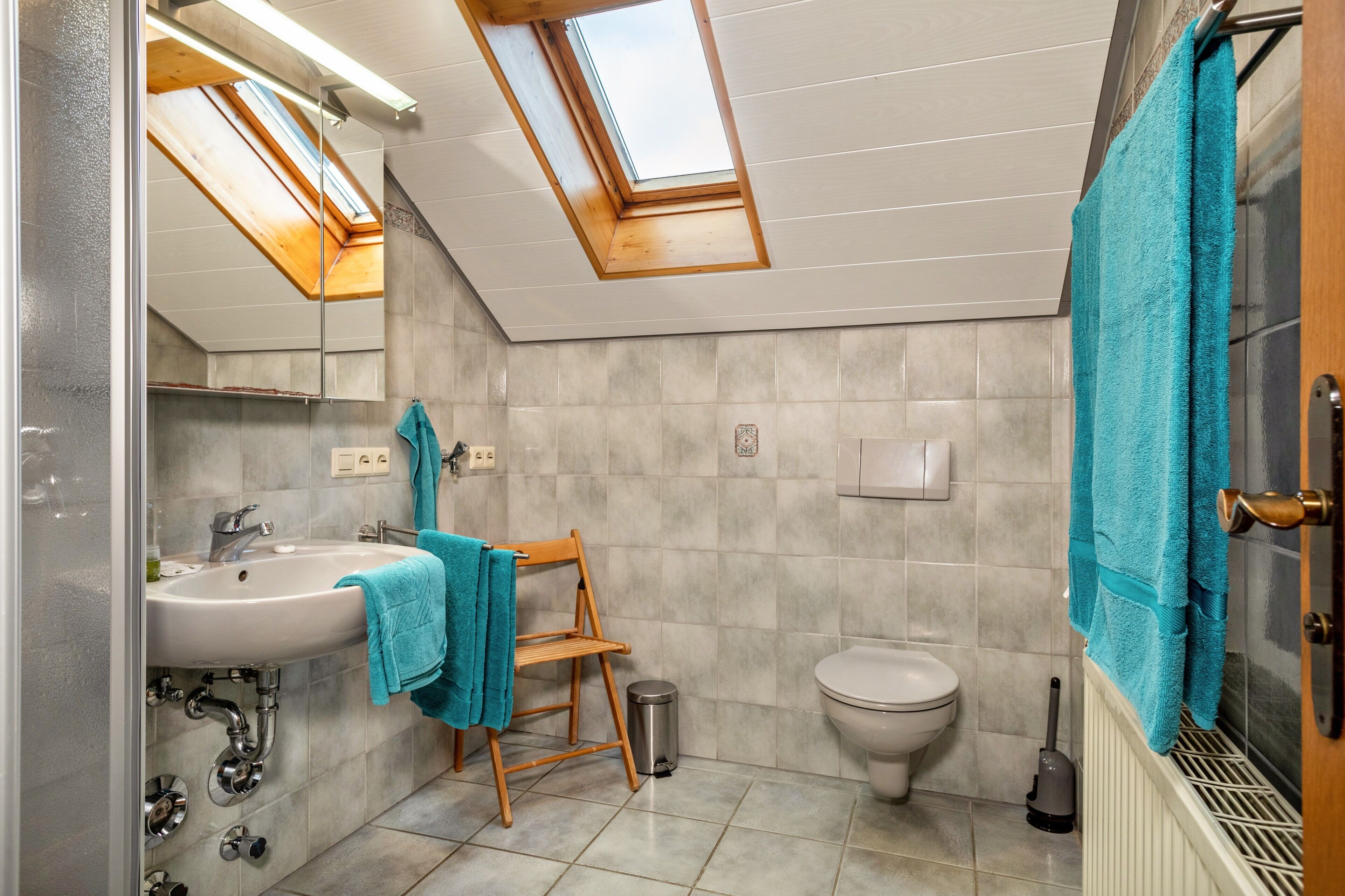 Een douche, een haardroger, handdoeken