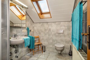Een douche, een haardroger, handdoeken