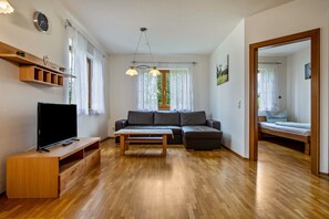 Een televisie en een tafeltennistafel