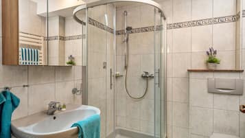 Dusche, Haartrockner, Handtücher