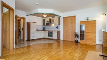 Een koelkast, een magnetron, een oven, een kookplaat