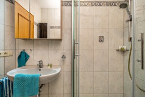 Een douche, een haardroger, handdoeken