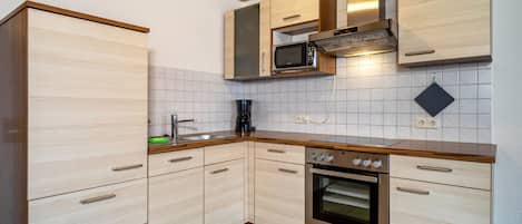 Frigorífico, microondas, horno y placa de cocina