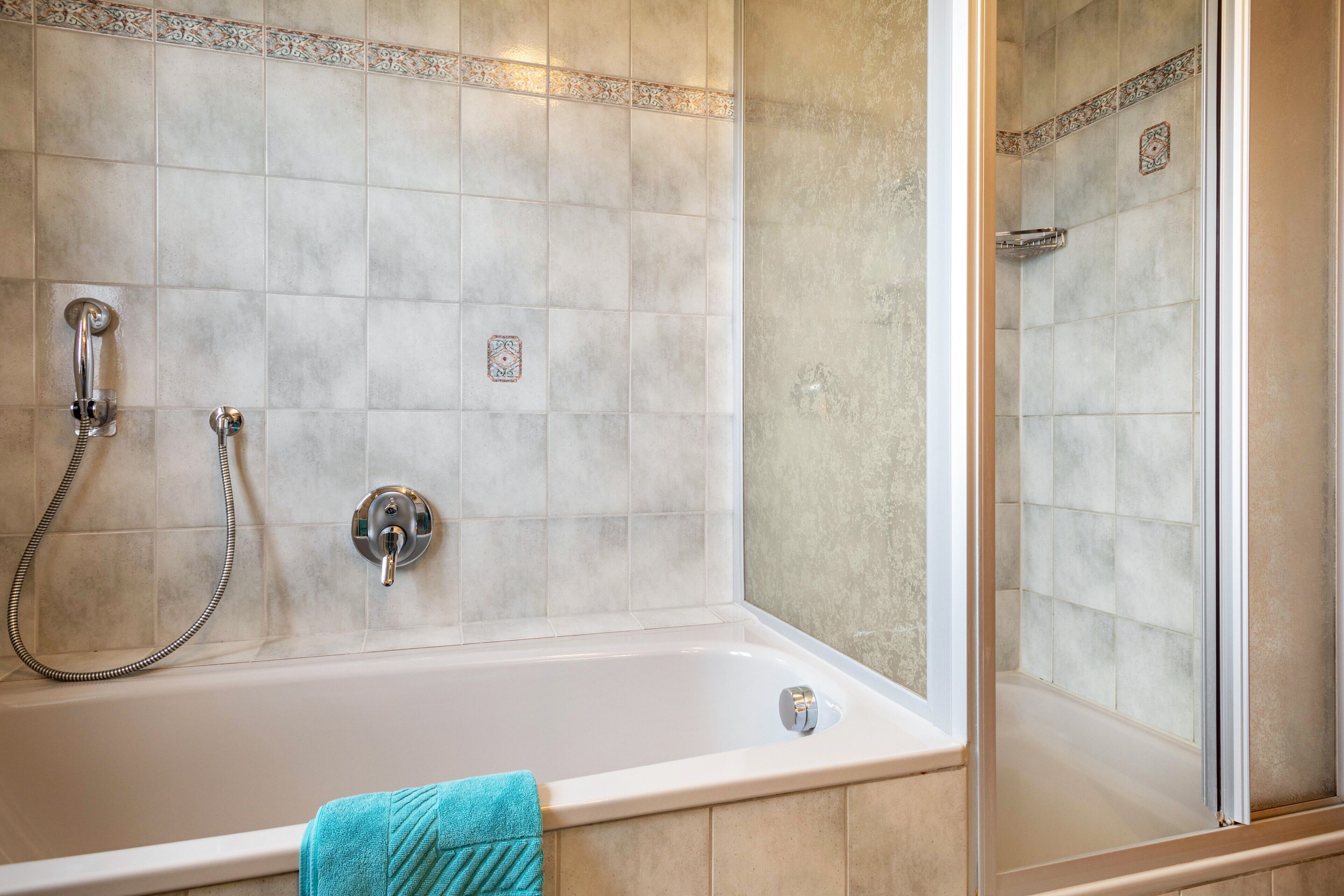 Badewanne, Haartrockner, Handtücher