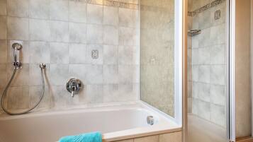 Badewanne, Haartrockner, Handtücher