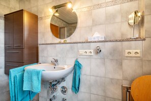 Bathtub, hair dryer, towels - Comfortable vacation apartment 85 m² with private terrace (Gornhofen / Ravensburg)