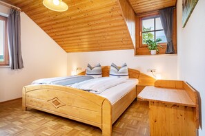 2 bedrooms, free WiFi, bed sheets - Comfortable vacation apartment 85 m² with private terrace (Gornhofen / Ravensburg)
