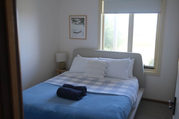 3rd bedroom with Queen bed - Esplanade Escape, Beachfront, Whale Watching, Surf (Middleton)