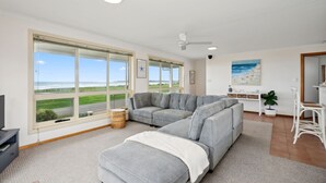 Living area - Esplanade Escape, Beachfront, Whale Watching, Surf (Middleton)