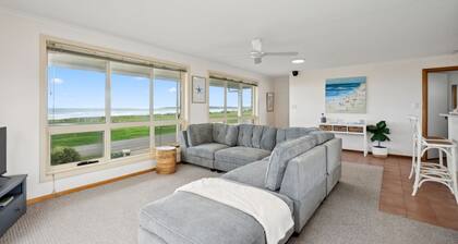 Esplanade Escape, Beachfront, Whale Watching, Surf