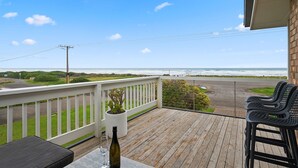 Terrace/patio - Esplanade Escape, Beachfront, Whale Watching, Surf (Middleton)