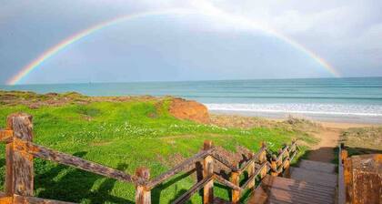 Esplanade Escape - Beachfront, Whale Watching