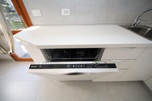 Dishwasher, cookware/dishes/utensils