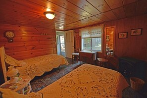 3 bedrooms, iron/ironing board, free WiFi, bed sheets - Priest Lake Waterfront Cabin (Nordman)