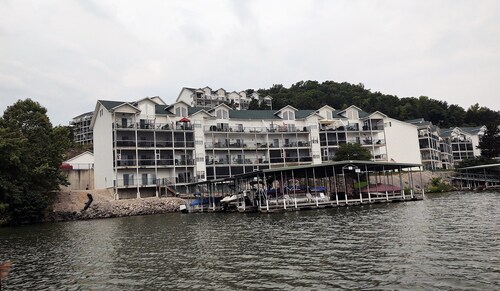 Relaxing on the Big Niangua
3BR w/Loft - 6 Beds