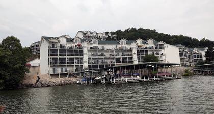 Relaxing on the Big Niangua
3BR w/Loft - 6 Beds