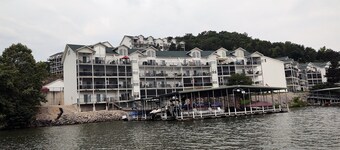 Relaxing on the Big Niangua
3BR w/Loft - 6 Beds