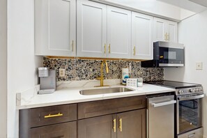 Réfrigérateur, four à micro-ondes, un four, surface de cuisson