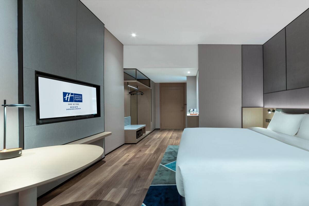 Habitación estándar, 1 cama de matrimonio grande, vistas a la ciudad | Ropa de cama de alta calidad y edredones de plumas